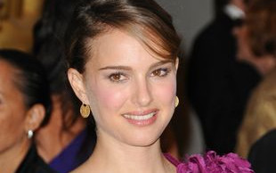 Która gwiazda pokazała  fantazyjny dekolt ? (FOTO)