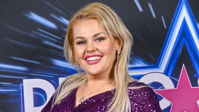 Chudziutka Kinga Zawodnik wdzięczy się na ściance. Na finale “Disco Star” wyglądała obłędnie