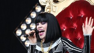 Jessie J w Glastonbury koncertuje w gipsie (FOTO)