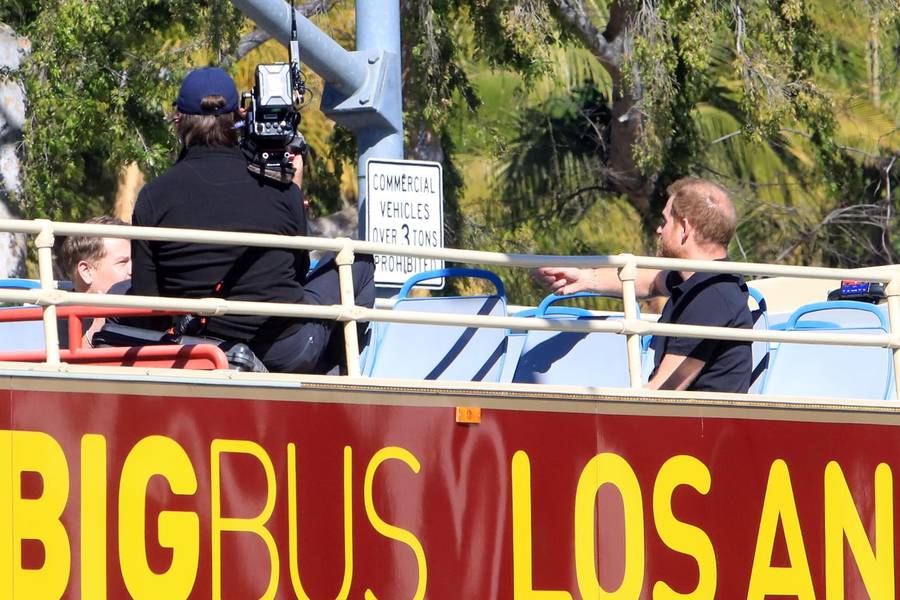 Książę Harry udziela wywiadu w autobusie