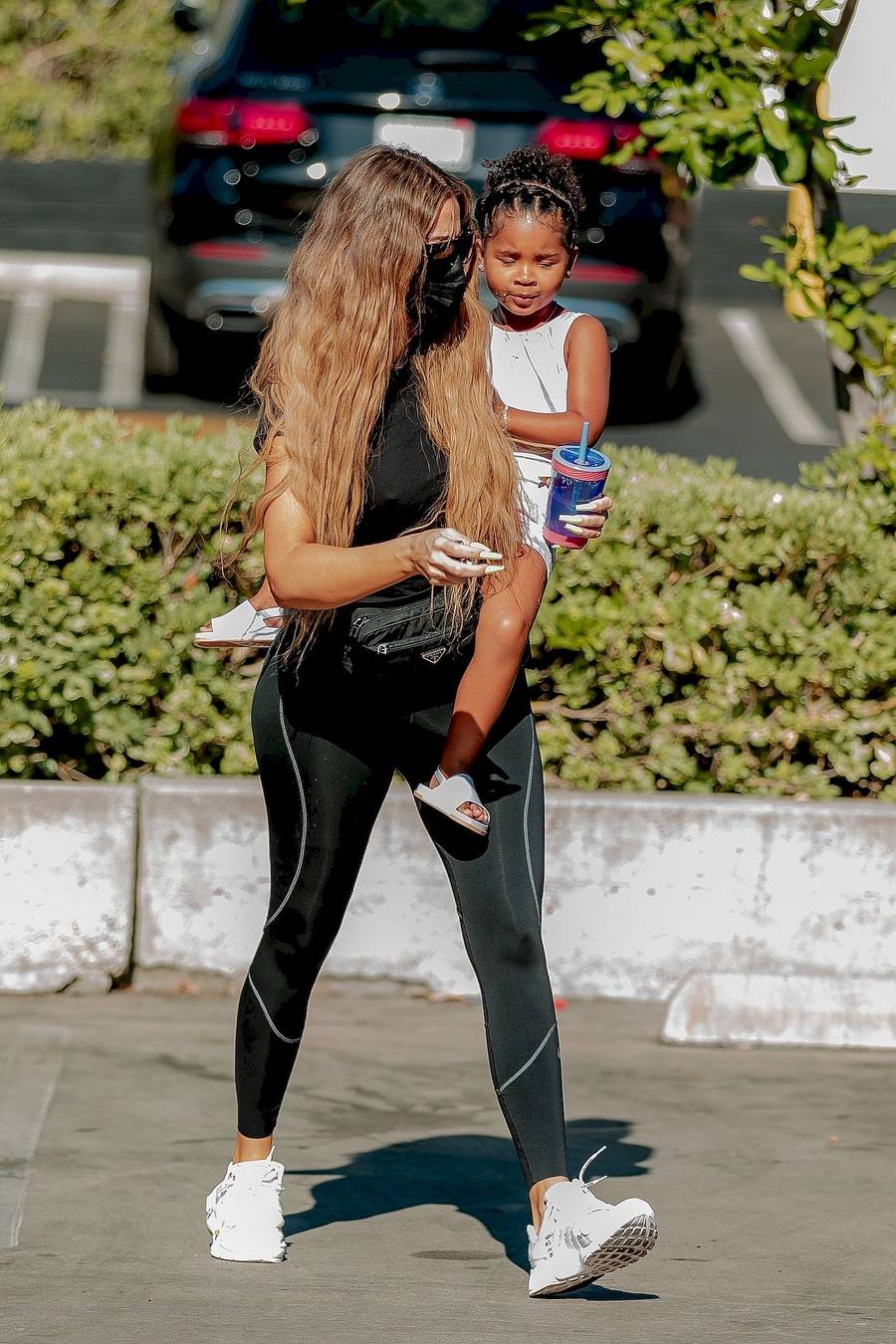 Khloe Kardashian zabrała True na zajęcia gimnastyczne. Uwagę zwracają dłonie celebrytki – nie ze względu na brak pierścionka (ZDJĘCIA)