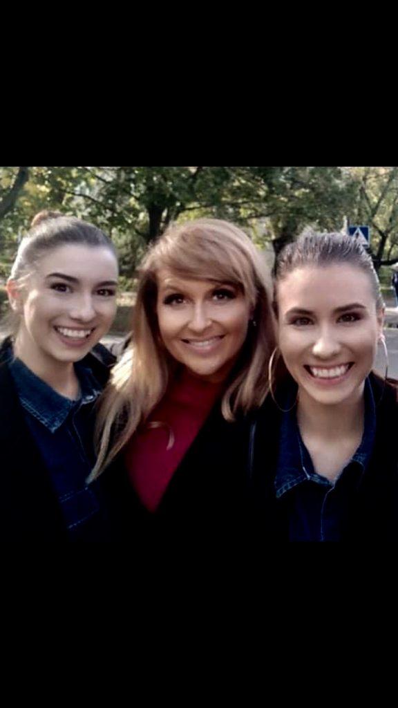 Katarzyna Skrzynecka z serialowymi bliźniaczkami Katarzyna Skrzynecka z serialowymi bliźniaczkami