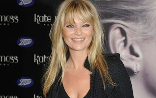 Kate Moss pokazuje pośladki (FOTO)