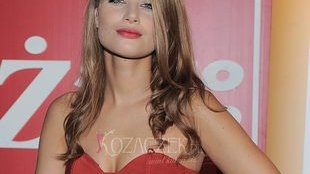 Ona coraz odważniej pokazuje swój dekolt (FOTO)