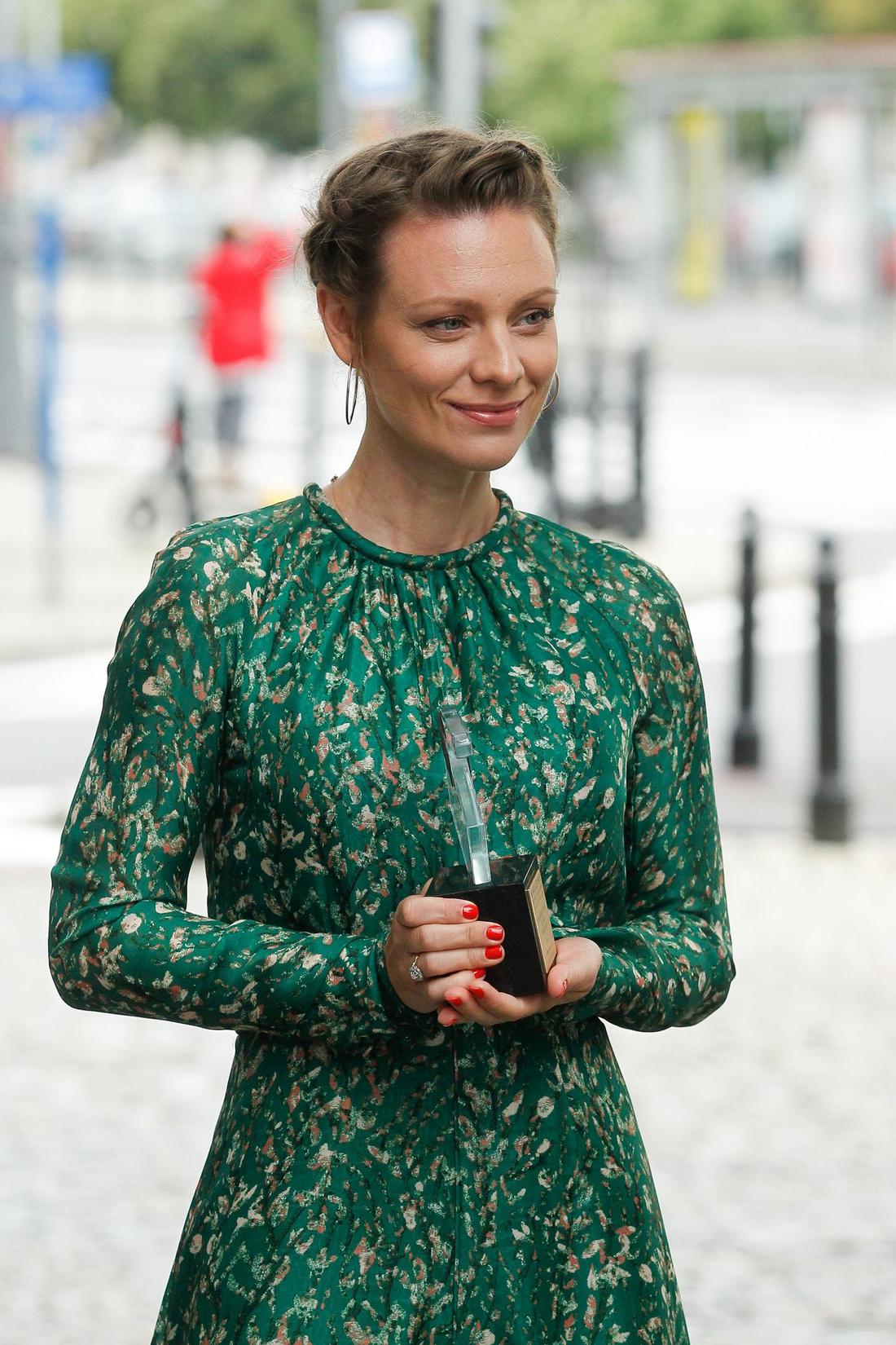 Magdalena Boczarska w zielonej sukience i sportowych butach