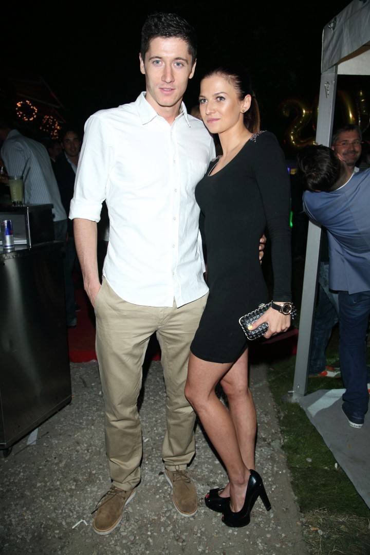 Gdy się poznali, żyli w skrajnej biedzie: “Po kuchni biegały karaluchy”. Historia miłości Lewandowskich