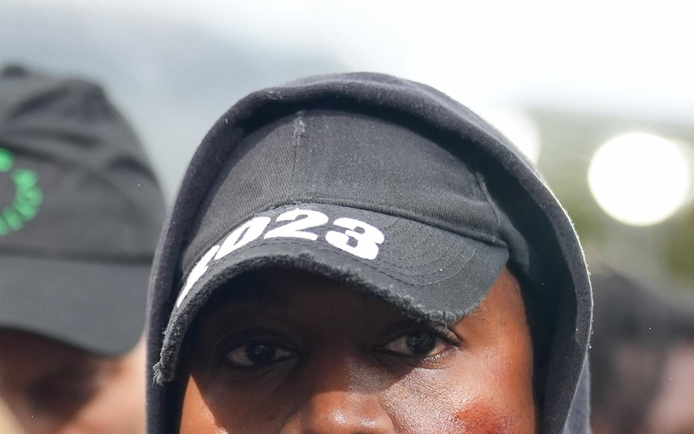 Kanye West wraca na Twittera z wpisem “shalom” sześć tygodni po tym, jak dostał zakaz za antysemickie treści