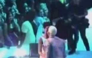 Rihanna całuje Chrisa Browna! (VIDEO)