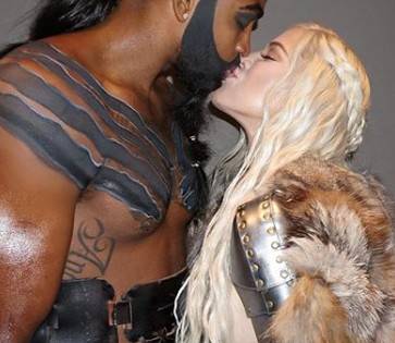 Dlaczego Khloe Kardashian nosi sztuczny ciążowy brzuch? Udaje ciążę?