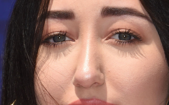 Fotki robione w świetle dnia pokazują, co Noah Cyrus zrobiła ze swą twarzą