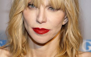 Czy Courtney Love powinna nosić takie dekolty? (FOTO)