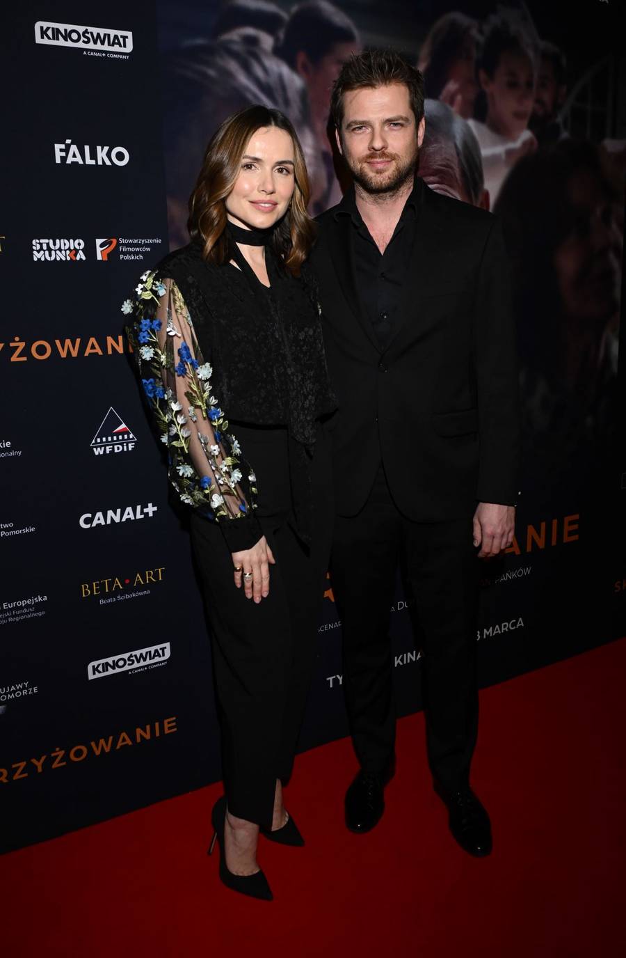 Gwiazdy na premierze “Skrzyżowanie”. Jan Englert z żoną, olśniewająca Wendzikowska, Żmuda Trzebiatowska z mężem…(FOTO)