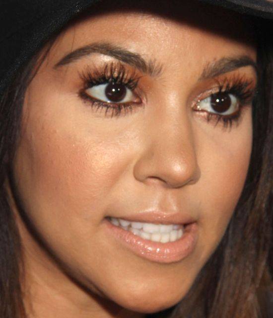 12 zdjęć, które ukazują, jak NAPRAWDĘ Kourtney Kardashian wygląda z bliska