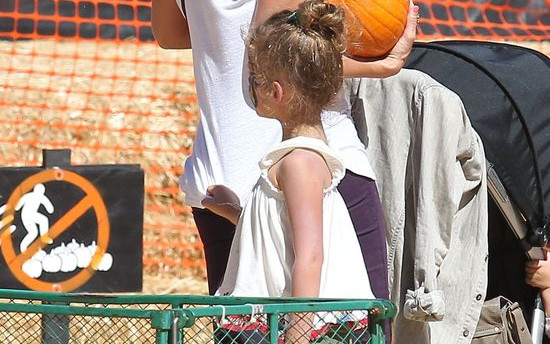 Jessica Alba z dziećmi kupuje dynie