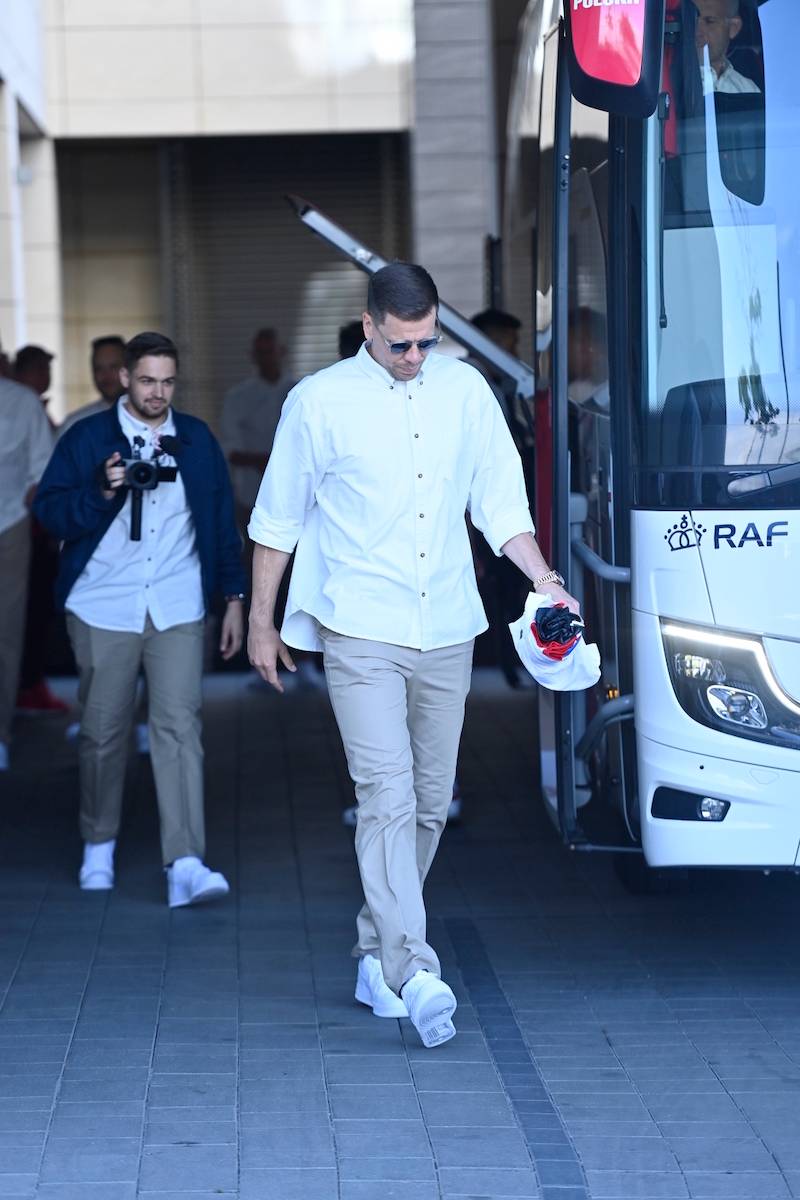 Polscy piłkarze gotowi na kolejne wyzwania! Reprezentacja Polski w drodze na EURO 2024 (FOTO)