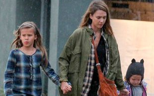 Dlaczego mąż Jessiki Alby ma nietęgą minę? (FOTO)