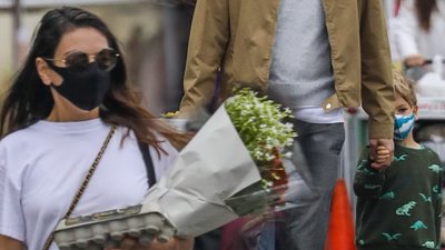 Mila Kunis i Ashton Kutcher z dziećmi robią zakupy na bazarku (ZDJĘCIA)