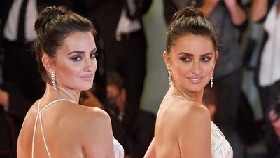 Penelope Cruz w sukni z piórami chciała wam się czymś pochwalić