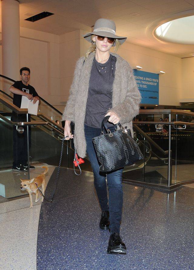 Jennnifer Lawrence z pieskiem na lotnisku