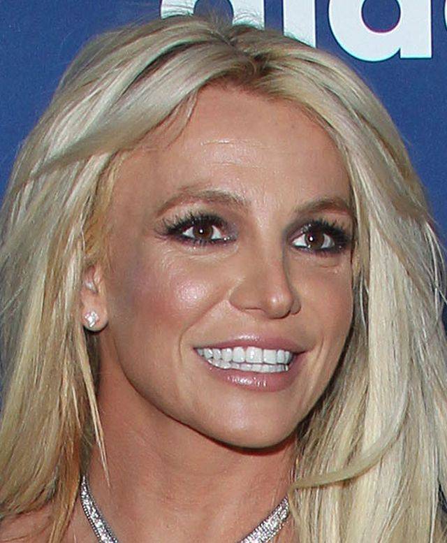 Która gwiazda tak maltretuje swoje piersi? (ZDJĘCIA)