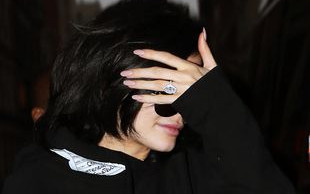 Kylie Jenner w dresie, BEZ PERUKI i bez makijażu (FOTO)