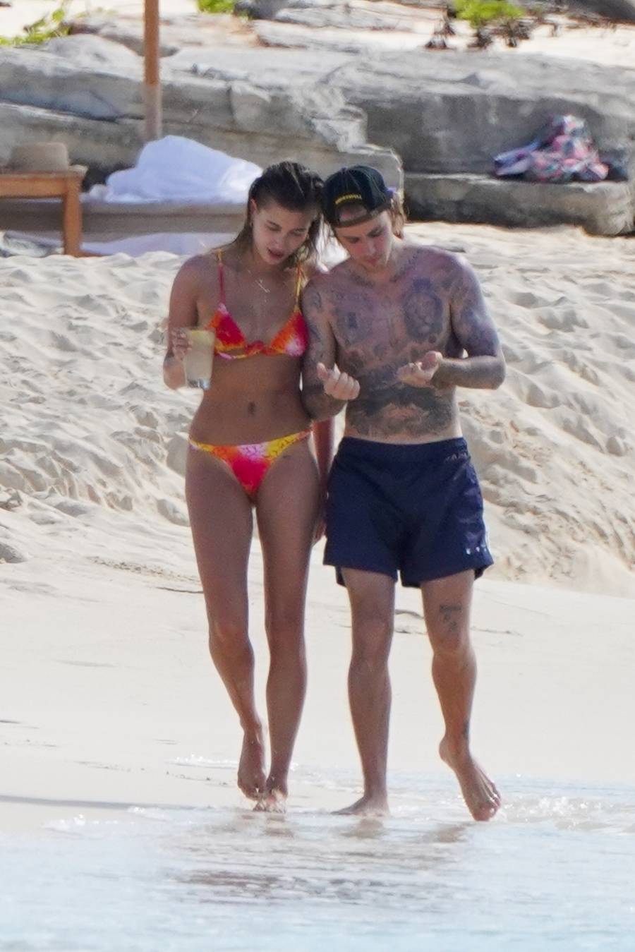 HOT! Hailey i Justin Bieber prężą się na plaży. Ale CIAŁA!