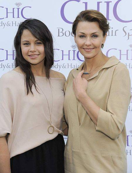 Anna Popek z córkami na otwarciu salonu urody