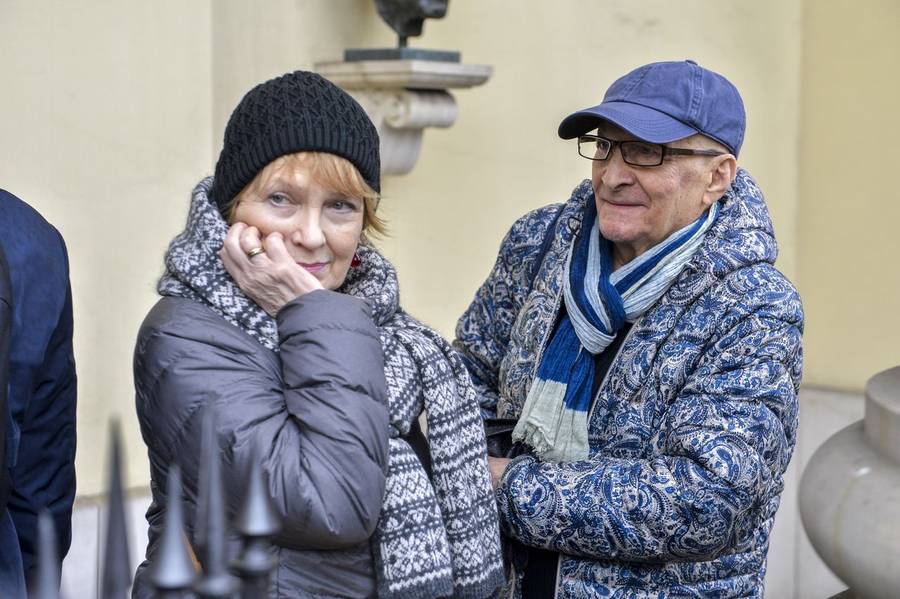 Pogrzeb Jerzego Gruzy – reżysera “Czterdziestolatka”. Banasiuk z ojcem, Olejnik z partnerem, Olbrychski z żoną