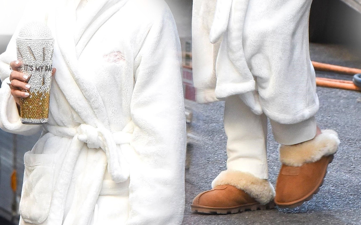 Jak ona to robi? Nawet w szlafroku i kapciach wygląda OBŁĘDNIE (ZDJĘCIA)