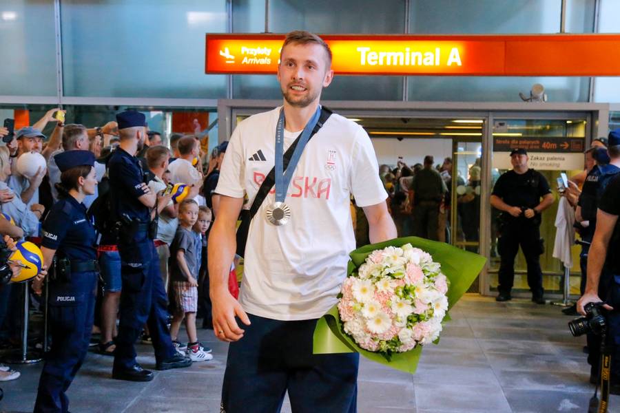 Olimpijczycy wrócili z Paryża. Tłumy kibiców witają ich na lotnisku w Warszawie! (ZDJĘCIA)