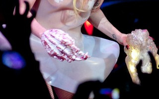 Lady Gaga rozsuwa rozporki (FOTO)