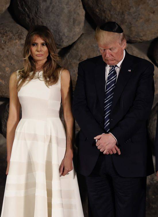 Oto odpowiedź! Dlaczego Melania Trump nie chciała złapać męża za rękę?