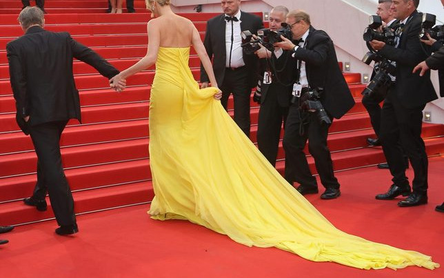 Charlize Theron w żółtej sukni na czerwonym dywanie w Cannes