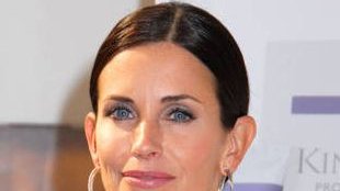 Mąż zasypuje Courteney Cox klejnotami