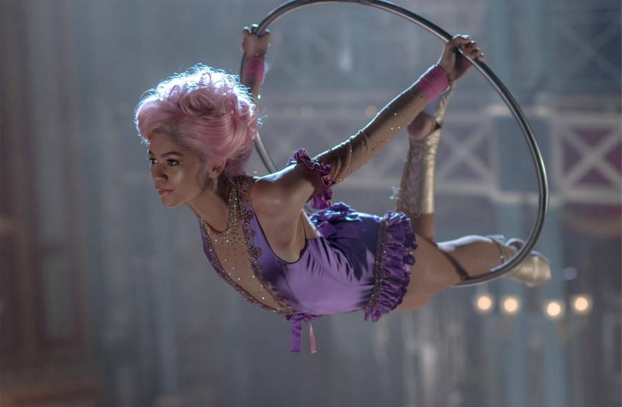 Zendaya jako akrobatka na trapeziew "Królu rozrywki"