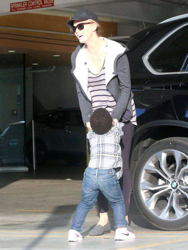 Charlize Theron z synem Jacksonem i Seanem Pennem