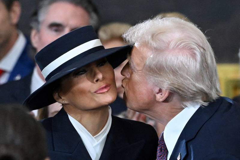 Trumpowie przybyli do Białego Domu. Melania zawsze wie, jak się ubrać, ale tym razem doszło do WPADKI!