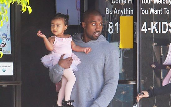 North West w różu w drodze na lekcje baletu, marzec 2015