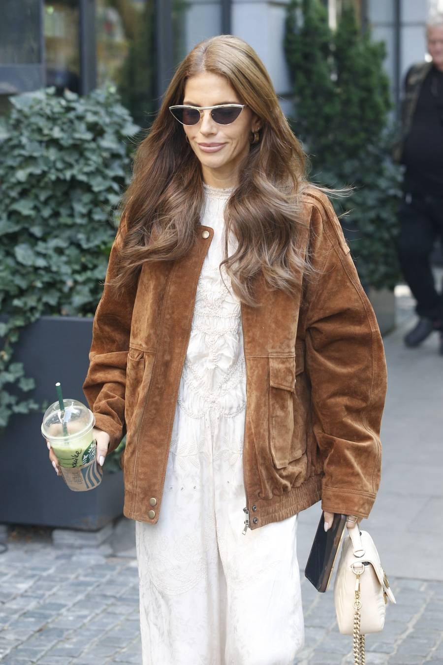 Weronika Rosati zachwyca w drodze do studia “DDTVN”! Stylizacja aktorki to kwintesencja miejskiej elegancji