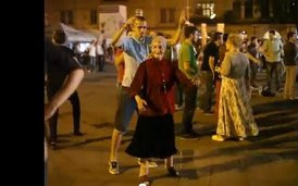 Babcia wygina śmiało ciało (VIDEO)