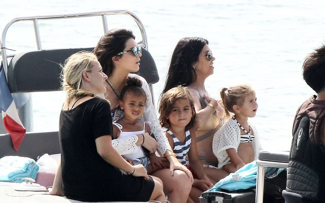 Kardashianki prężą się w bikini – lato 2015