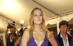 LeeLee Sobieski w fioletach (FOTO)