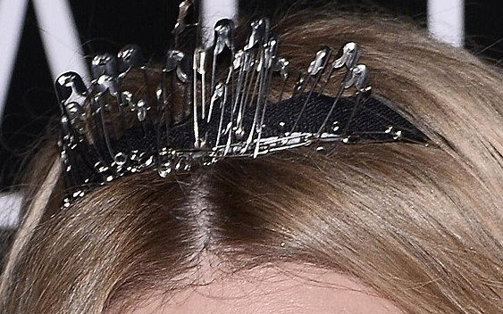 Tiara z agrafkami i szkielety na uszach (ZDJĘCIA)