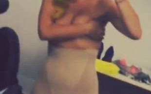 Pokazała jak tańczy topless i w spanxach! (VIDEO)