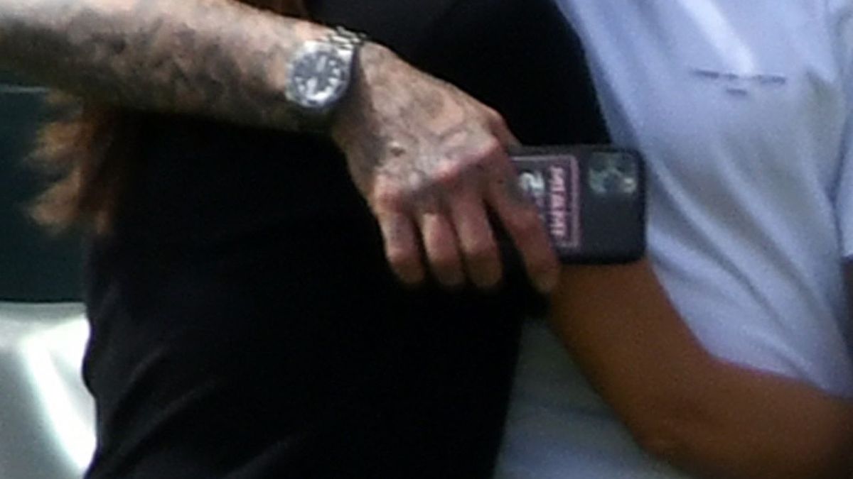 Victoria Beckham uśmiechnięta przytula męża, Davida Beckhama, fot. Splash News/MEGA / The Mega Agency / Forum