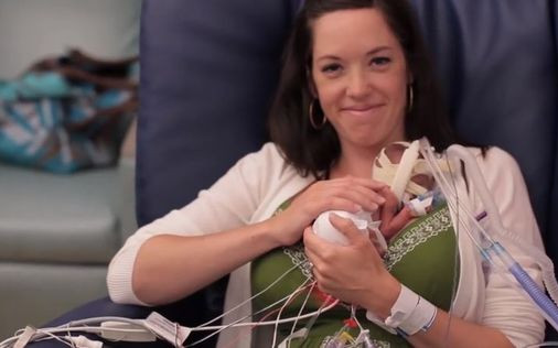 Wzruszająca historia wcześniaka podbija internet [VIDEO]