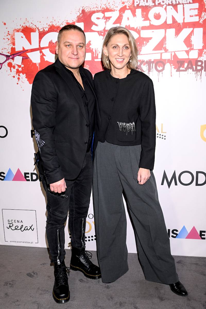 Premiera spektaklu “Szalone nożyczki”. WOW! Paweł Golec zabrał żonę Katarzynę na salony