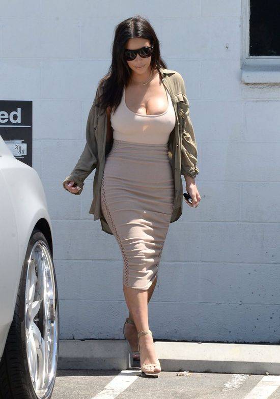 Kim Kardashian w rozpaczy. ŁUSZCZYCA ZAATAKOWAŁA JEJ TWARZ