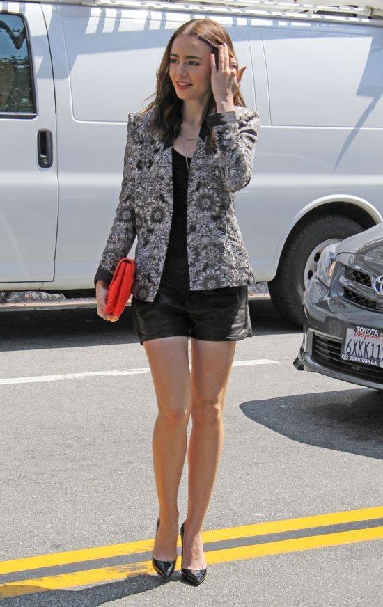 Lily Collins na planie programu Extra