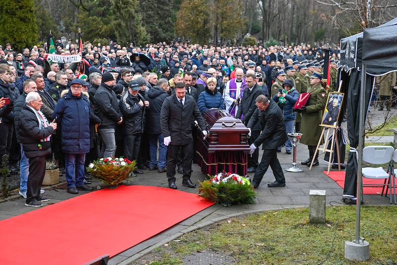 Pogrzeb Lucjana Brychczego. Tłumy piłkarzy i kibiców przyszły pożegnać legendę Legii Warszawa